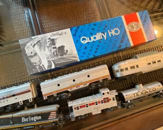HO scale Burlington train cars