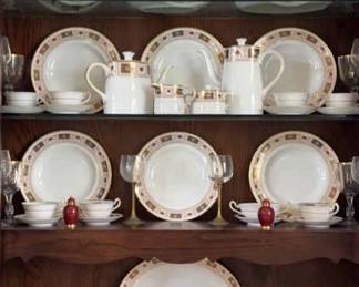 01 Royal Crown Derby Derby Border Fone Bone China Full Set Pure British Porcelain. CASE NOT INCLUDED