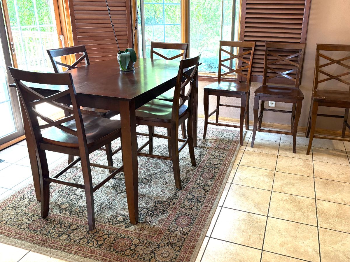 High Top Table w/8 Bar Stool Chairs & Leaf 