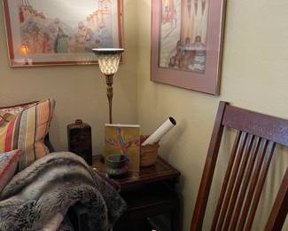 A second vintage matching accent table, pottery, vase, great lamp