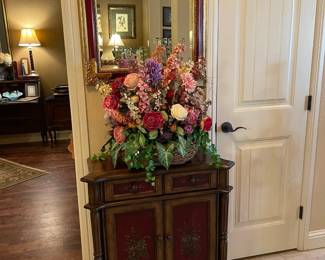 In the entrance hall you will find this beautiful cupboard with painted design, great floral and large mirror