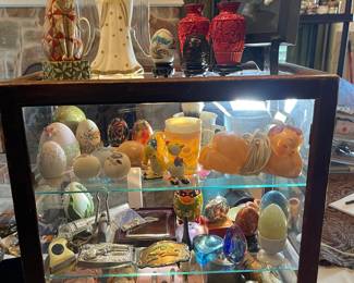 In this showcase you will also find baby cutlery, Christmas ornaments, vintage dolls, buckles, Jim Shore cat, vintage Angel, Cinnabar vases