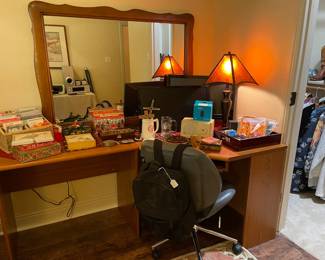 Looking at the corner desk, games, vintage radio, great lamp, tankards