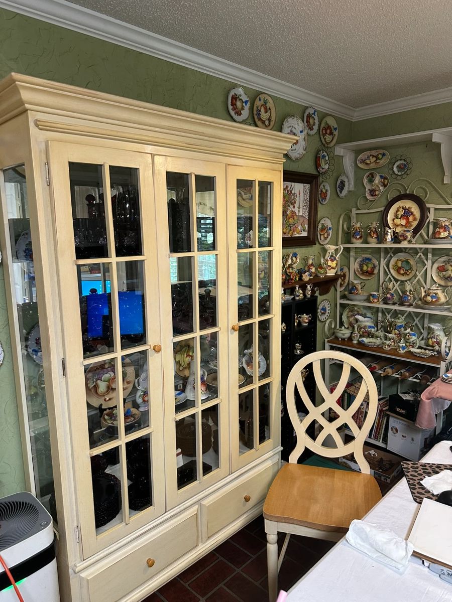 China Hutch and Table & 6 Chairs
