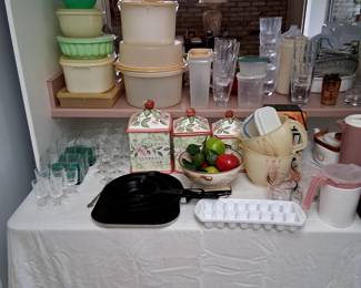 Assorted kitchenware, Tupperware