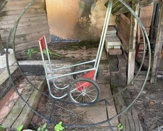 Metal Garden Wheelbarrow & Circular Frame