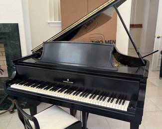 Steinway L2 Piano
