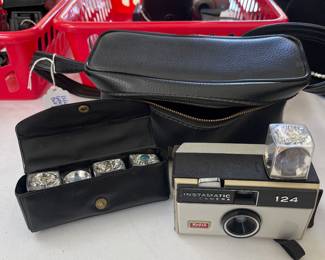 Kodak 124 Instamatic Camera w flash bulbs and case