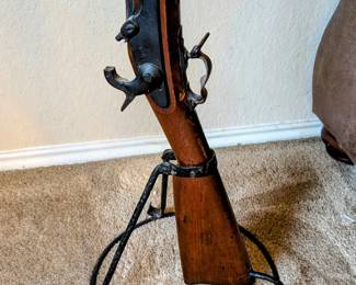 Antique U.S. Watertown Arsenal Musket Lamp (Converted)
Mid-19th century U.S. military musket, marked “U.S. Watertown.” Originally a flintlock, later converted to percussion. Now a floor lamp — needs rewiring.