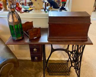 Documented, 1871 Singer in working condition with attachments