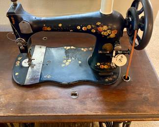 Documented, 1871 Singer in working condition with attachments
