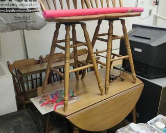 table with chairs and leaves, 2 barstools