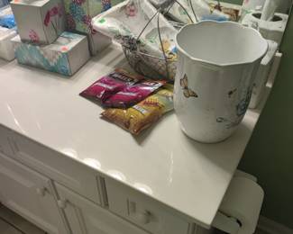 sealed bathroom supplies, ceramic trash can