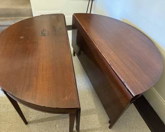 Early 19th century walnut 2-piece round table with double drop leaves in Hepplewhite style, extends to 93 inches (open)