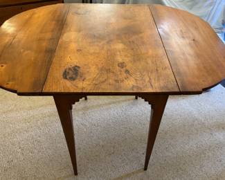 American country Sheraton walnut double dropleaf table -- c. early to mid 19th century, oval, square taper chamfered straight legs with serrated brackets