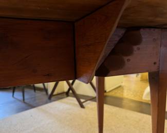 Double dropleaf table detail