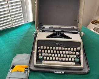 Olympia Deluxe typewriter with case and cleaning kit