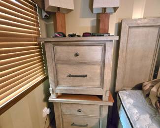 2 nightstands 
