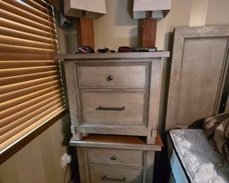 2 nightstands