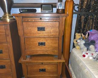 2 nightstands 