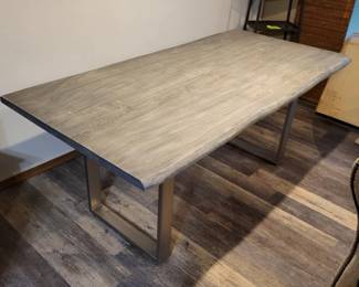 Very nice table
(available for pre sale)
