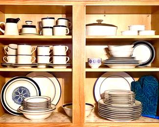 Nortitake, Everyday dishes
White/Blue
Flat cup/saucers
Creamer/Covered Sugar