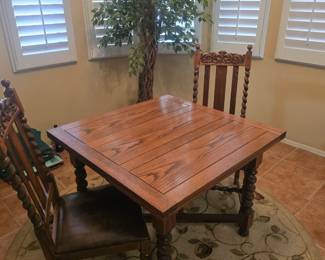 Oak table with 2 leaves under table