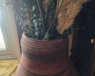 Weaved pottery with naturals