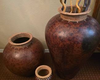 3 matching terracotta planters & 1 platter all with weave design