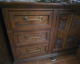 2 Solid dressers with 4 mirrors