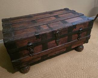 Coffee table trunk