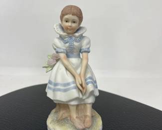 Lefton China Girl Sculpture KW225 – Vintage Porcelain Figurine