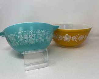 33 PairofVintagePyrexMixingBowlsAmishButterfly