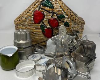 72 VintageKitchenAidesCookieCuttersMoldsTinMeasurer