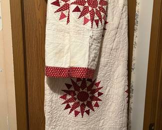 Machine made quilt with shams