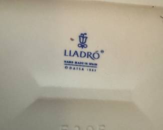 #122 - $195 - Lladro Lamplighter figurine #5205