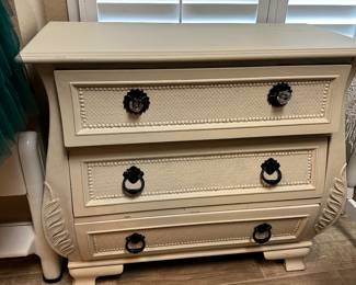 #109 - $ - White chest of drawers 3 drawers