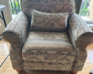 #25 - $140 - Haverty's arm Chair 42w xx 35d x 33h