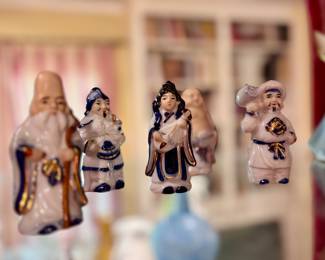 Pretty cool how these vintage Asian figurines look like they’re floating!! (Hint: they weren’t)