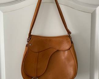 Vintage leather handbag- fabulous design!