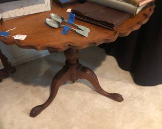 early American pie crust table