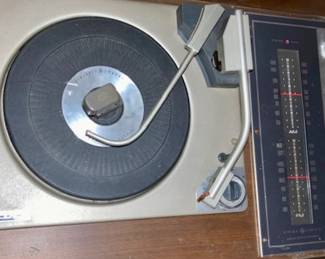 Mid Century GE Stereo Console. AM/FM Tuner w/Turntable.