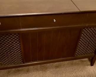 Mid Century GE Stereo Console. AM/FM Tuner w/Turntable.