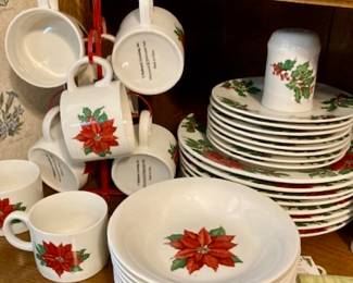 HALLMARK CHINA Christmas POINSETTIA Set. 36 Pieces.