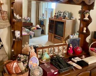 Vintage Mid Century 9 Drawer Dresser w/ Mirror.