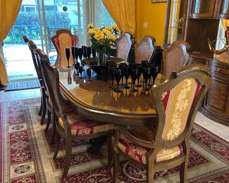 Dining Table w/2 leafs and 8 Chairs. Glass Top