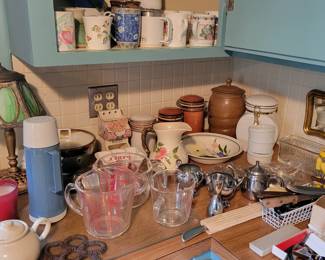 Lots of kitchen items