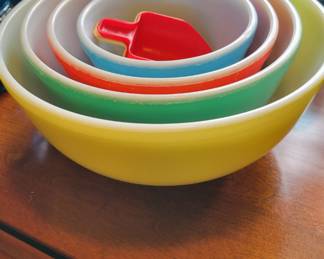 Pyrex 4 bowl set