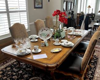 Lovely Dining Room set - Table with leaves and pads along with 6 chairs.