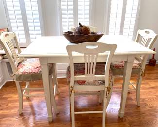 Nice kitchen table and chairs. Cream color